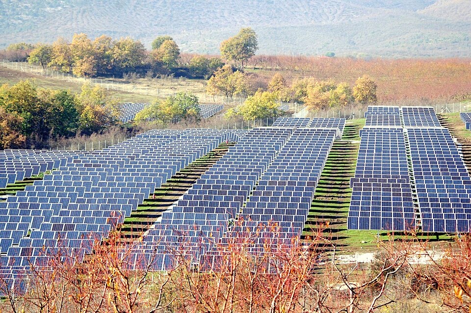 Photo d'une centrale existante en Grèce : rangées de panneaux sur trackers à un axe